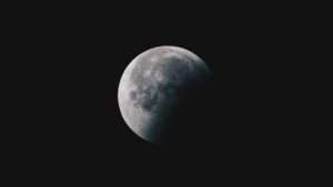 Capturing Stunning Moon Shots with the Latest iPhones