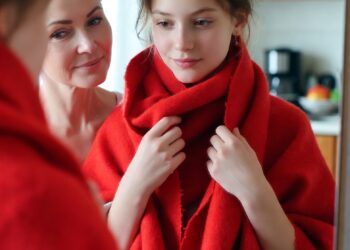 Красный шарф от бабушки пролежал годы, пока дочь не нашла в нём карман…