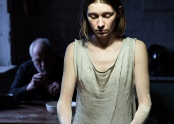 В деревне все знали, что Юлька “порченная”, но она просто хотела начать жить заново