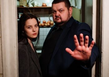 Он перегородил мне дверь и сказал: “Ты сидишь дома” — в тот же день я собрала его вещи