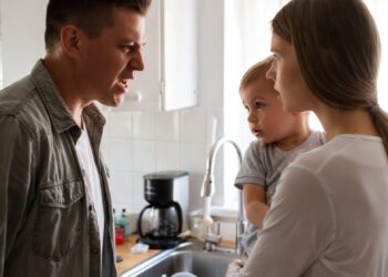 Муж требовал переписать бабушкину квартиру на свекровь — но ошибся адресом