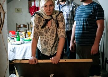 Я закрыла погреб и придвинула шкаф — а потом заставила их открыть люк при всей семье