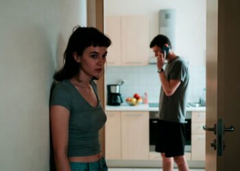 Я услышала, как муж по телефону решает за меня: “Света 31-го всё приготовит и уйдёт”… И в тот момент я поняла: если уйду — то не к подруге, а из роли бесплатной прислуги в их семье навсегда