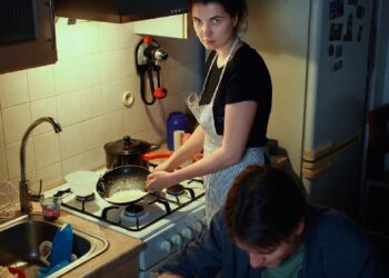 Она сидела на моей кухне как хозяйка… пока я не поставила точку и не поменяла замки