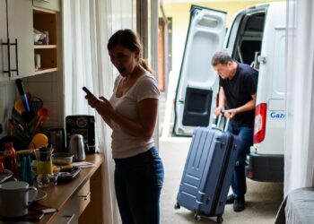 “гости” с чемоданами: как Анжелика за одну ночь вернула себе дом и поставила всех на место