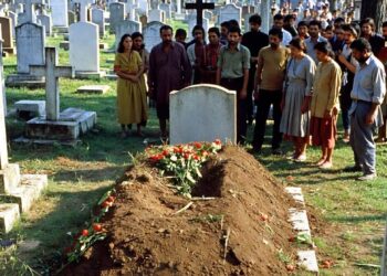 На следующий день после похорон мы пришли на могилу — и обомлели