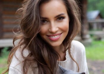 Дом справа был пустым годами — пока туда не приехал он