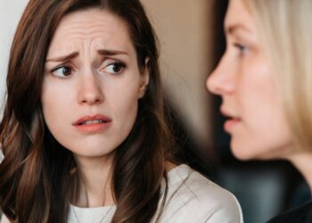 Муж кричал, что я изменяю, а сам поставил в доме прослушку