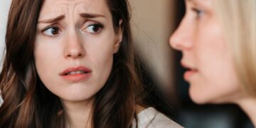 Муж кричал, что я изменяю, а сам поставил в доме прослушку