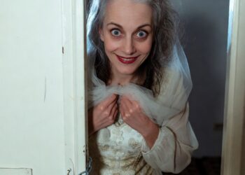 Соседка и незнакомый мужчина