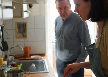 Свекровь “лежала”, пока дома никого не было