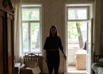 Подруга принесла бумаги