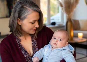 Рука, протянутая сквозь дождь