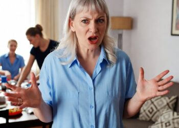 Свекровь решила, что это дом её сына, и выгнала моих родителей — пока я не достала документы