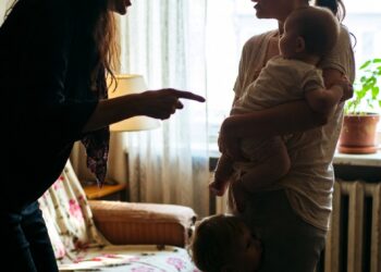 После хлопка двери: когда в квартире остаются только дети, тишина и три тысячи на карте