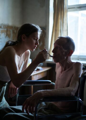 Соседка показывает видео из окна: момент, когда Катя видит отца на ногах и немеет