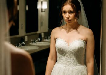 На свадьбе мне шепнули: жених подсыпал в бокал. Я поменяла бокалы — и всё вскрылось