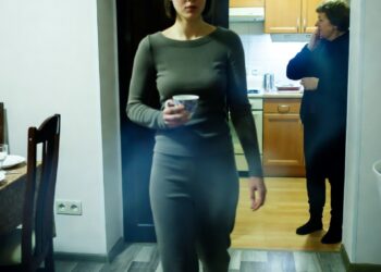 Семейный разговор за стеной