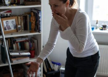 Во время уборки она случайно уронила цветок — и узнала семейную тайну