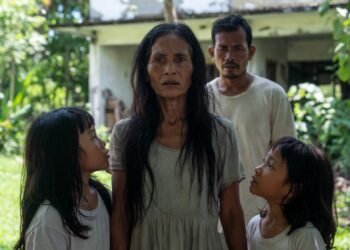 Семь лет спустя она вернулась не одна