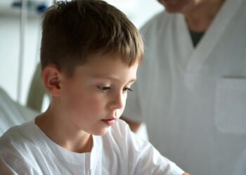 Перепутав двери, сынишка хирурга зашел в палату богачки, лежащей в коме… А едва коснувшись её руки…