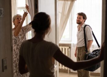 Свекровь уже выбирала шторы для моего дома, а муж делал вид, что всё нормально — пришлось поставить границы