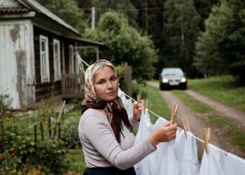 Тебе не нужно приезжать на свадьбу!» — сказал сын, заехав к матери в глушь… А едва он уехал…