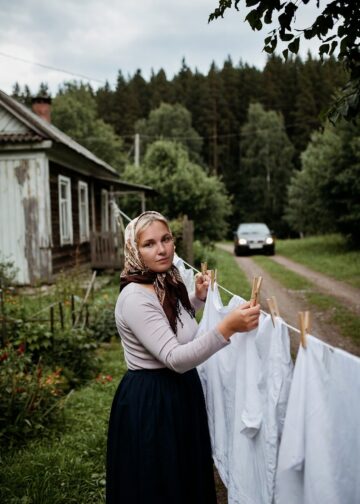 Тебе не нужно приезжать на свадьбу!» — сказал сын, заехав к матери в глушь… А едва он уехал…