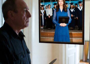 Жена отказалась идти на встречу выпускников, а через две недели пришла посылка