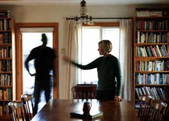 Когда свекровь решила командовать в моём доме, я спокойно показала ей дверь