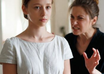 Свекровь отправила меня на кухню при гостях — и не знала, кто приехал ко входу