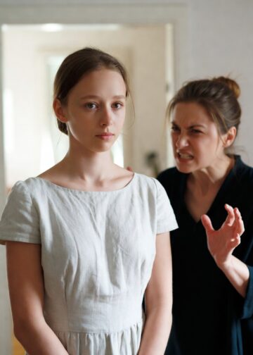 Свекровь отправила меня на кухню при гостях — и не знала, кто приехал ко входу