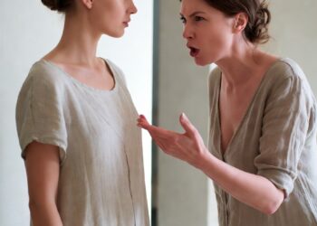 Когда за дверью я услышала, как свекровь учит сына выгонять меня из его квартиры