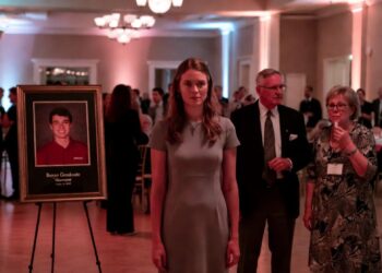 Когда у зала сел вертолёт, и родители впервые увидели, кем стала их «тихая» дочь