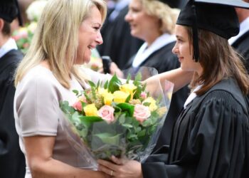 Уберите эту грязную женщину от меня