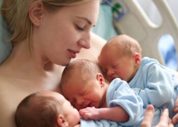 Тройня. Ночь. Кабинет генерального директора