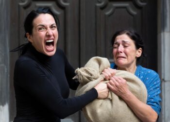 Дочь выгнала мать в дождь…