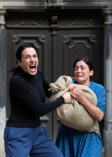 Дочь выгнала мать в дождь…