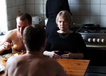 Муж молчал, пока меня грызли — и я устала