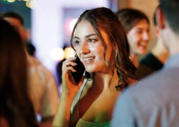 Мама звонила каждый вечер ровно в 21:00.