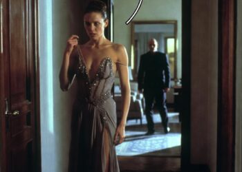 Муж стыдился жены перед боссом, пока тот не узнал в ней свою спасительницу