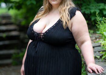 Женщина с вёдрами у моей двери