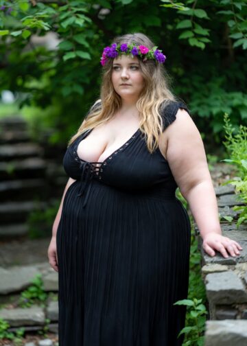 Женщина с вёдрами у моей двери