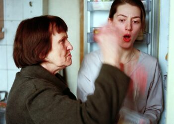 Свекровь ударила меня по рукам у холодильника, а утром всё изменилось