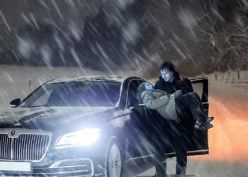 Он подобрал беременную девушку на дороге и спрятал её в своём доме