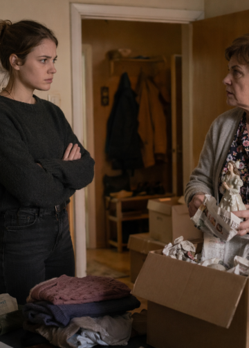 Свекровь решила переехать к нам без спроса, но в тот вечер получила твёрдый отказ