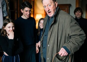 Дети взяли деньги, а я получил его старое пальто