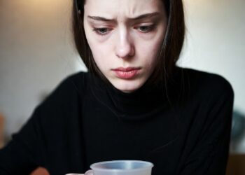 Она вошла в наш дом в дешёвом пальто