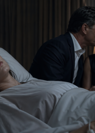 Пока она лежала неподвижно