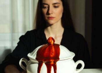 Я думала, что муж погиб, пока однажды не услышала, как дочь говорит с ним по телефону